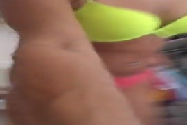 سكس ينيك زوجت اخوه وهي بتتحمم